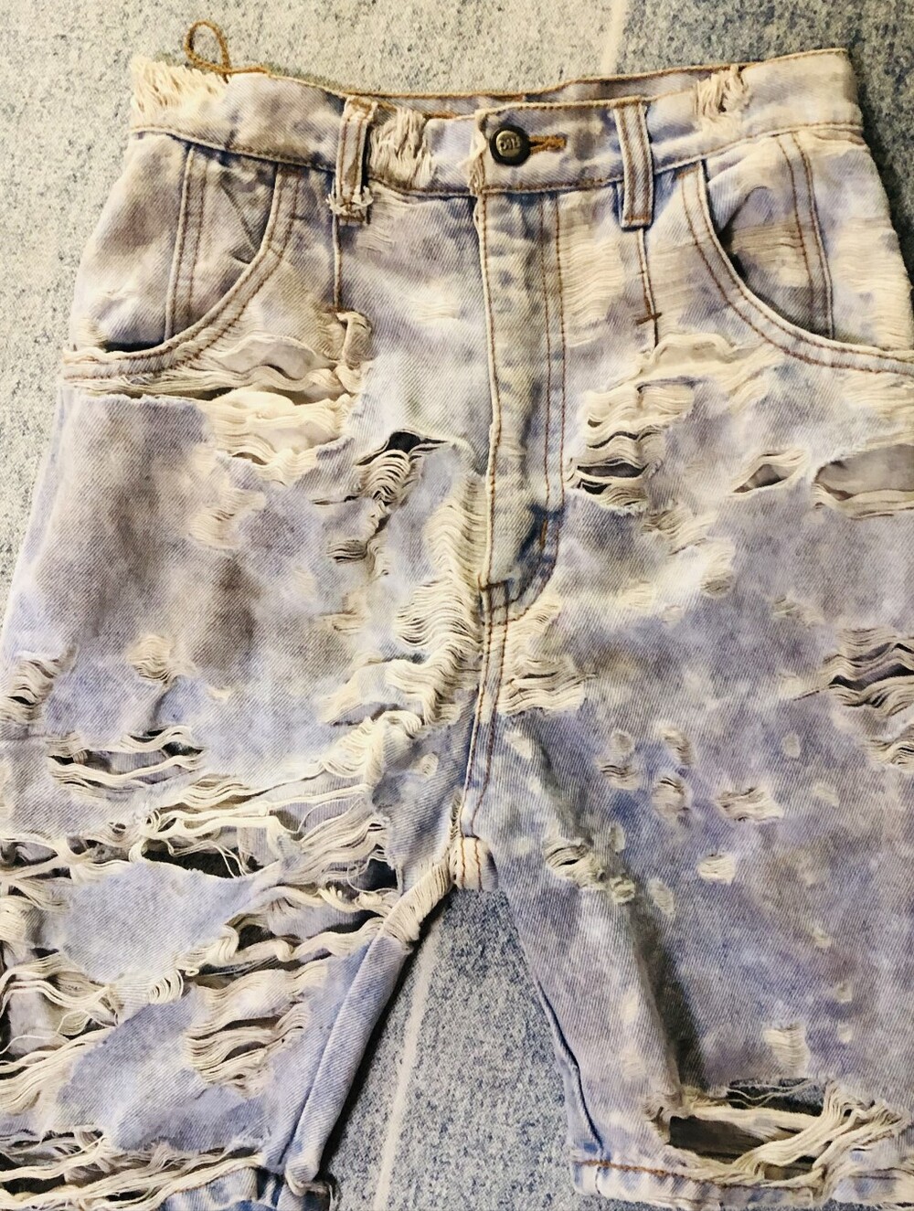 Distressed Light Blue Denim Acidwash High-Rise Jean Shorts Y2K Vintage 90s